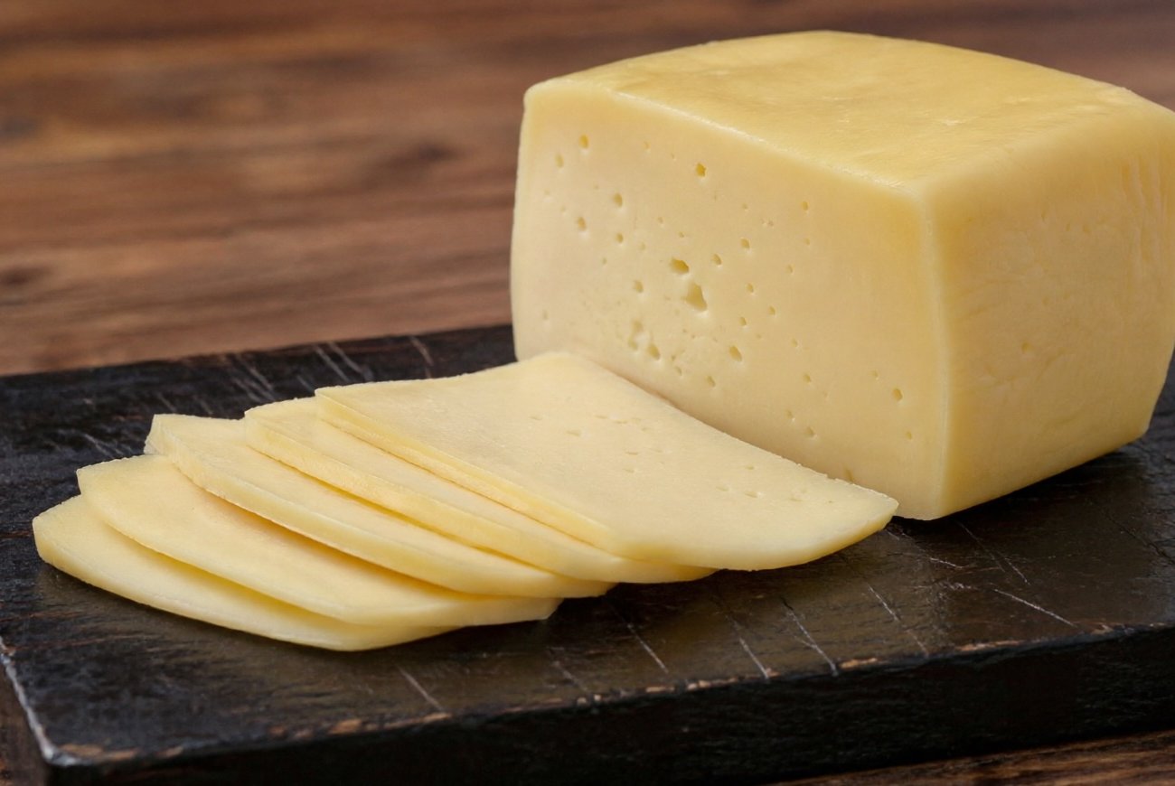 Настоящий сыр отличить от сырного продукта просто: быстрый способ проверки продукта