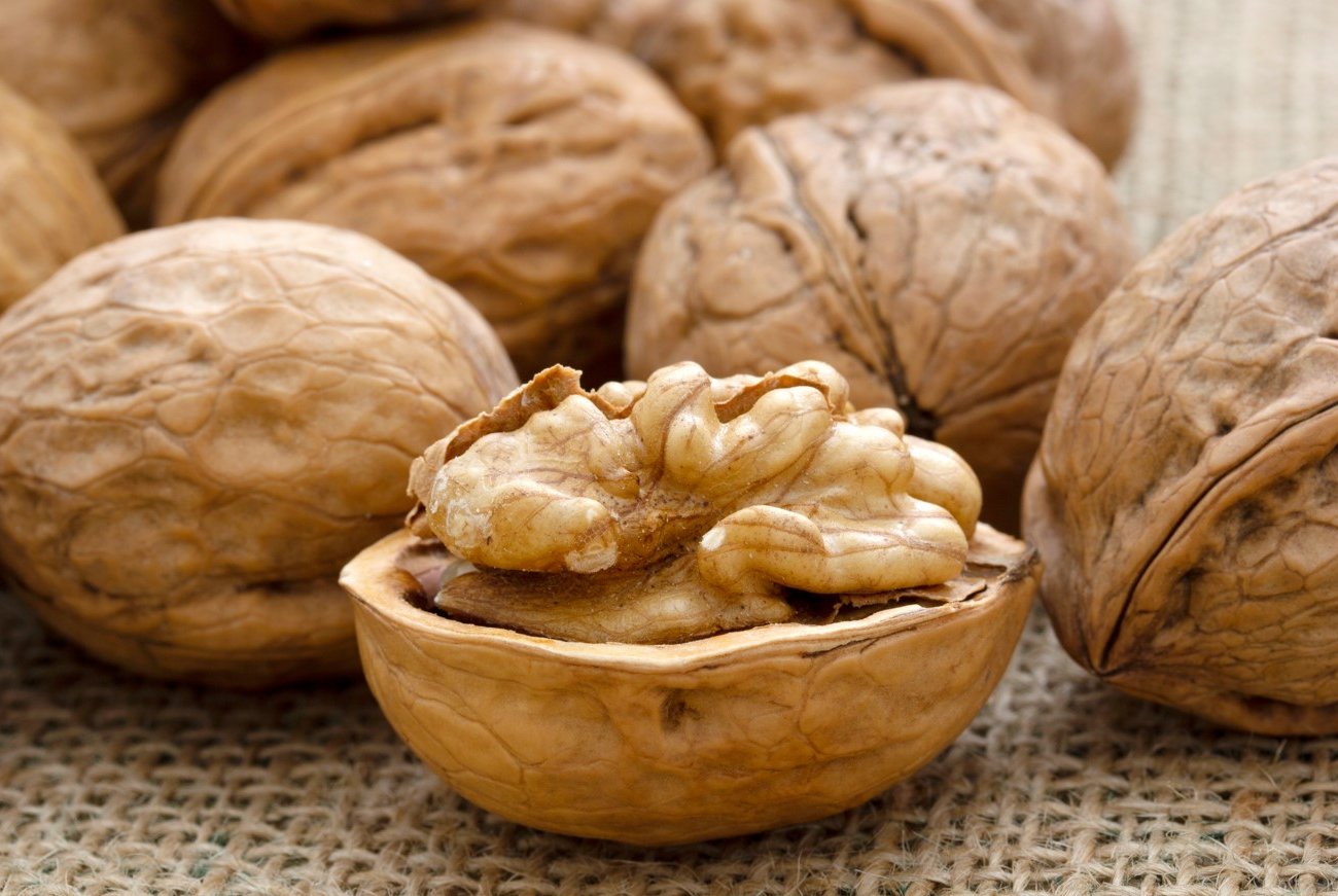 Как быстро расколоть грецкий орех и сохранить ядро целым: проверенные способы