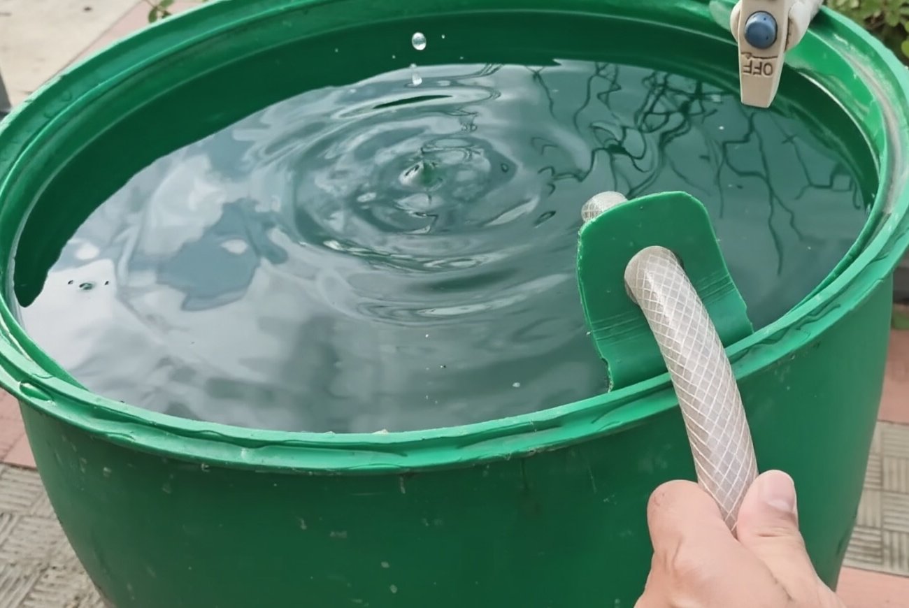 Шланг больше не вылетает из бочки при наборе воды: простой лайфхак с бруском