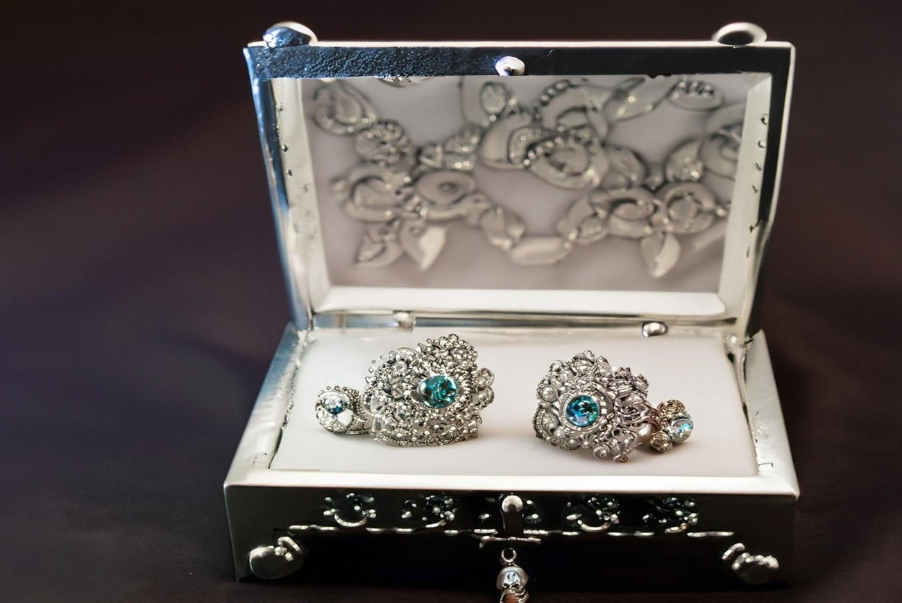 Серебряные украшения снова заблестят: копеечные методы чистки металла
