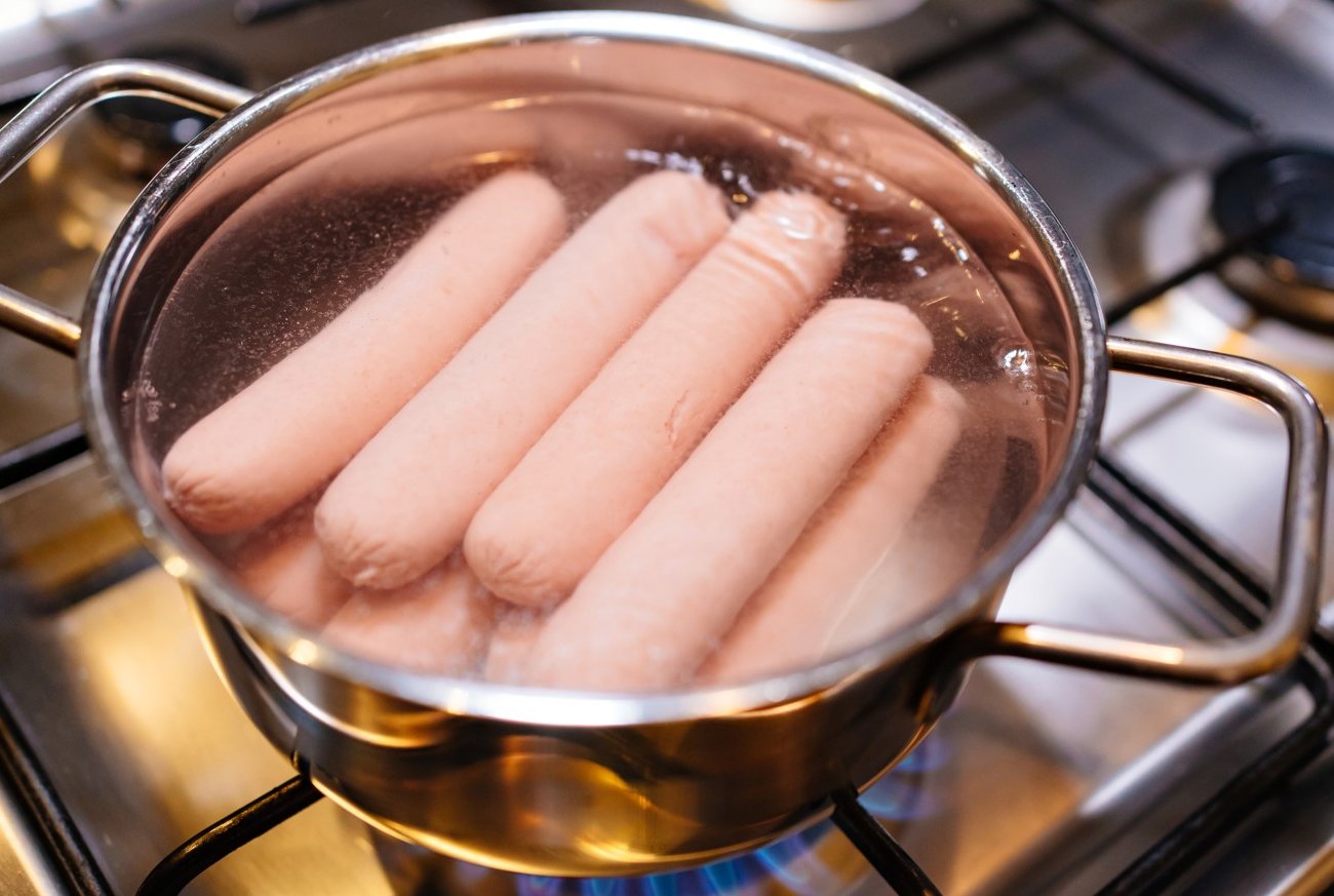 Как правильно варить сосиски, чтобы они не развалились: метод всем хозяйка на заметку
