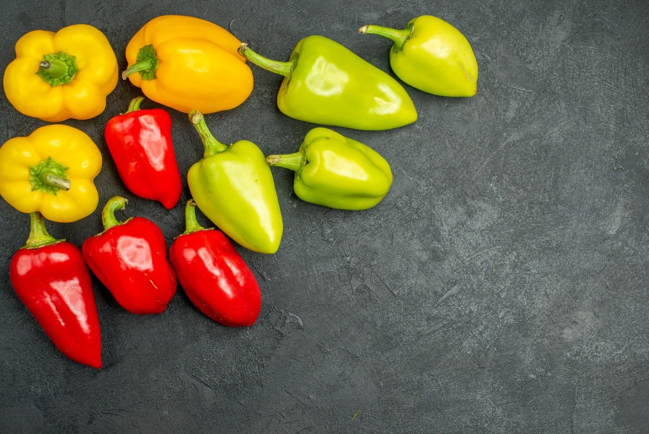 Красный, жёлтый или зелёный перец: в чем разница по вкусу и пользе для кожи