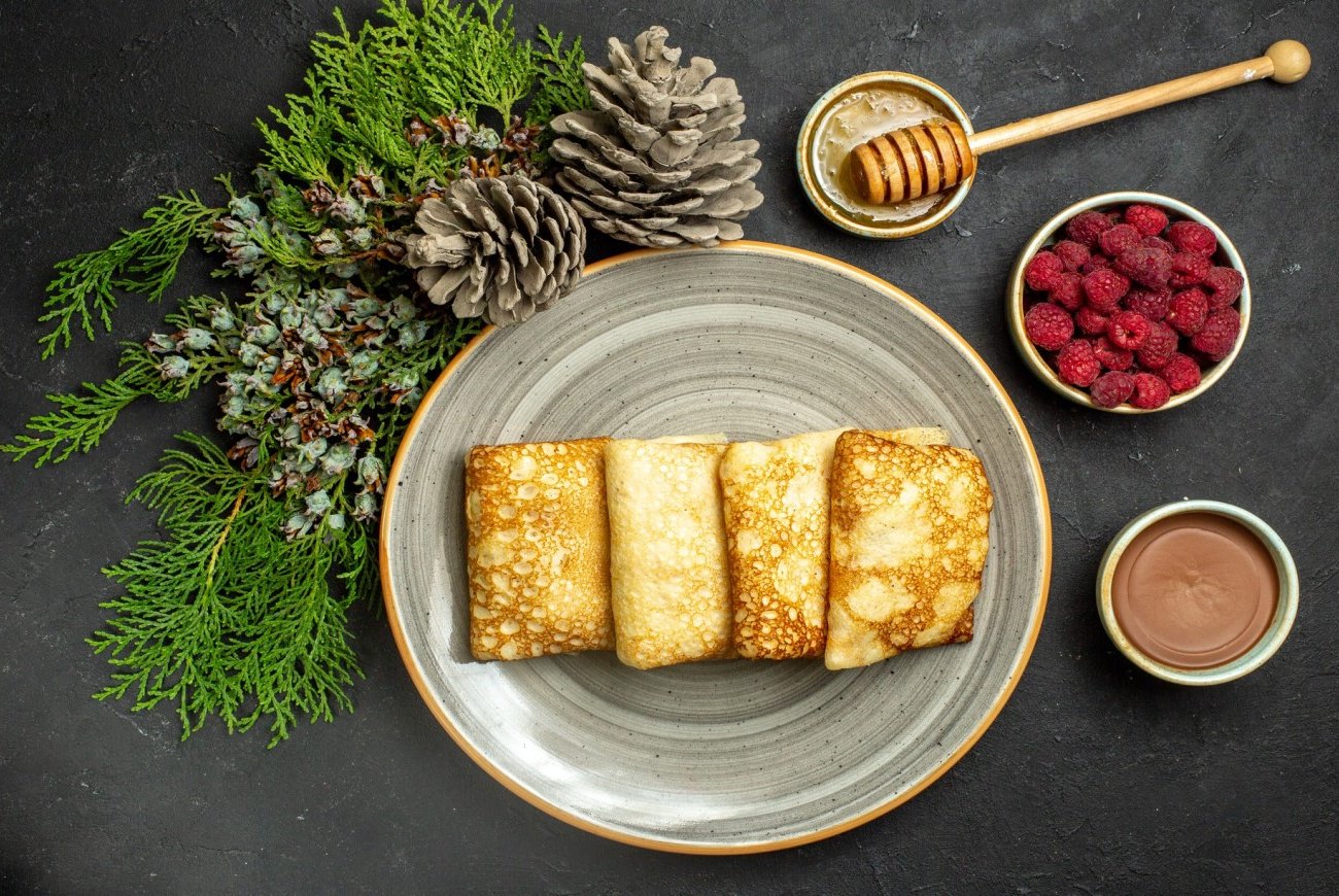 Тонкие блинчики заиграют новыми вкусами: 5 начинок, которые оценит вся семья