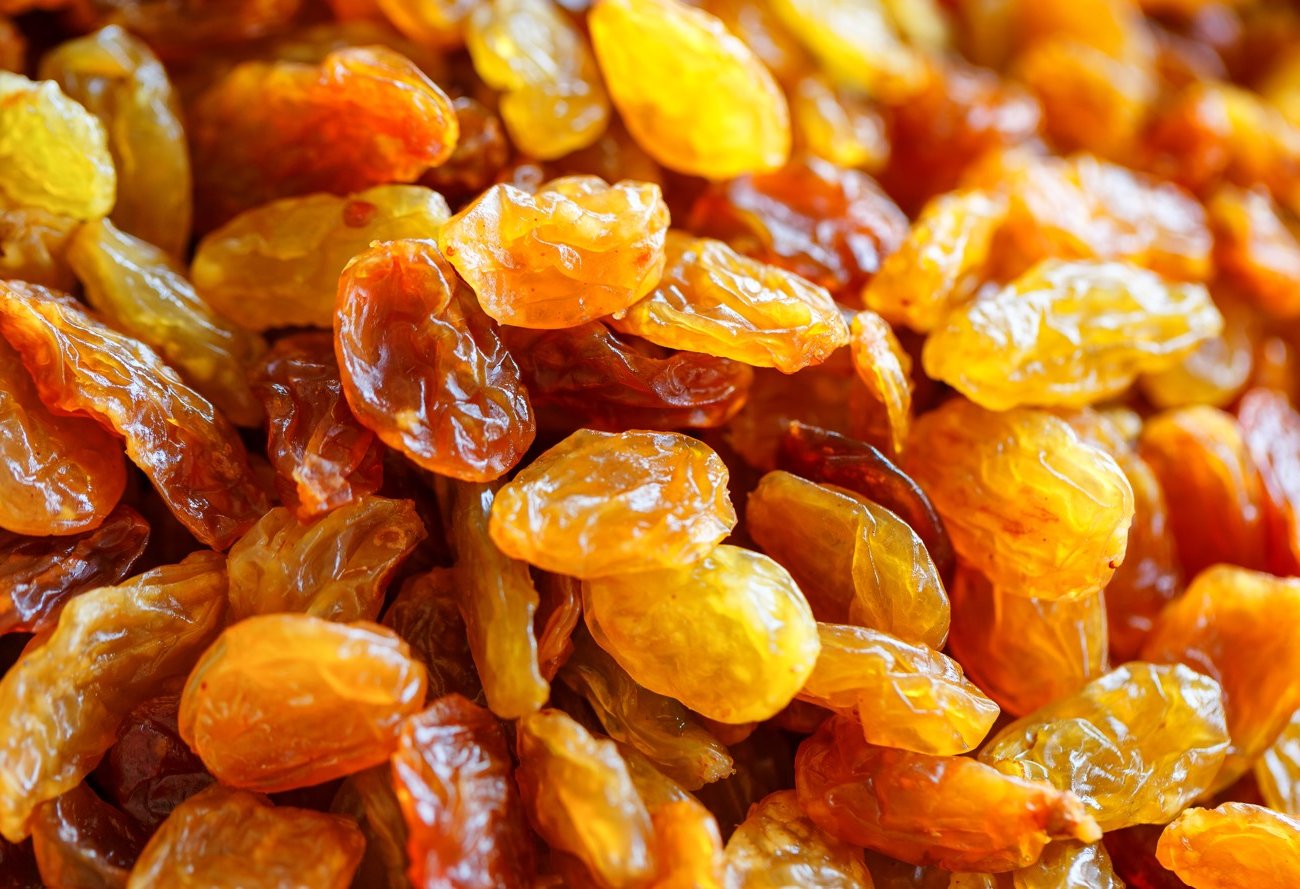 Как очистить изюм от воска и грязи за 5 минут: запомните правильную методику обработки сухофруктов