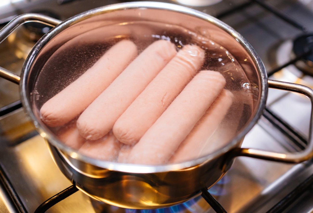 Сосиски будут намного вкуснее: запомните эти простые добавки при варке