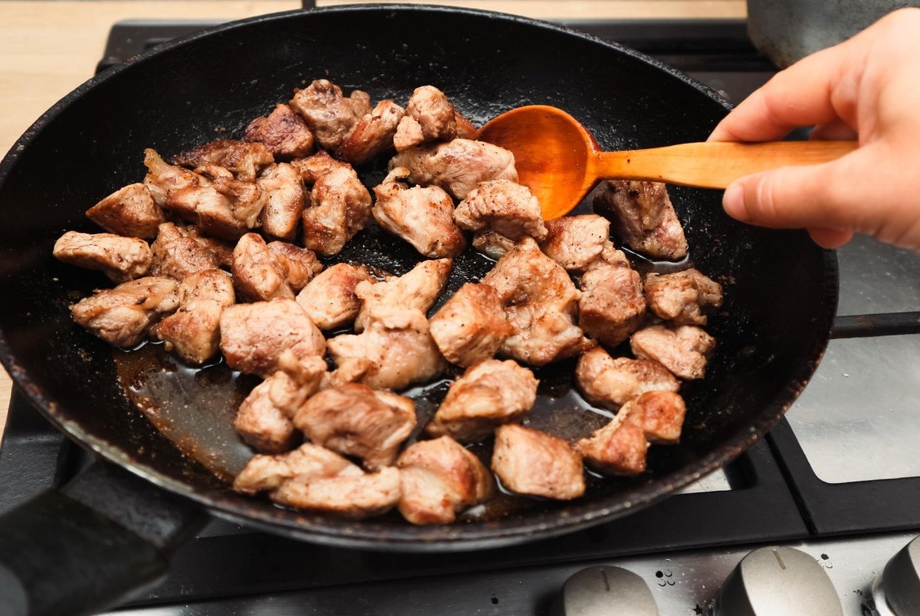 Лук или мясо: что нужно класть на сковороду в первую очередь Лук или мясо: что нужно класть на сковороду в первую очередь