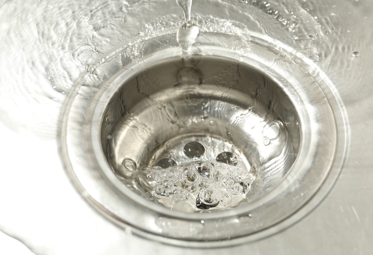 Почему нельзя выливать кипяток в раковину: скрытая угроза вашей сантехнике